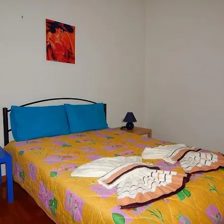Apartment Cozy For 2-5 People-center 1 *